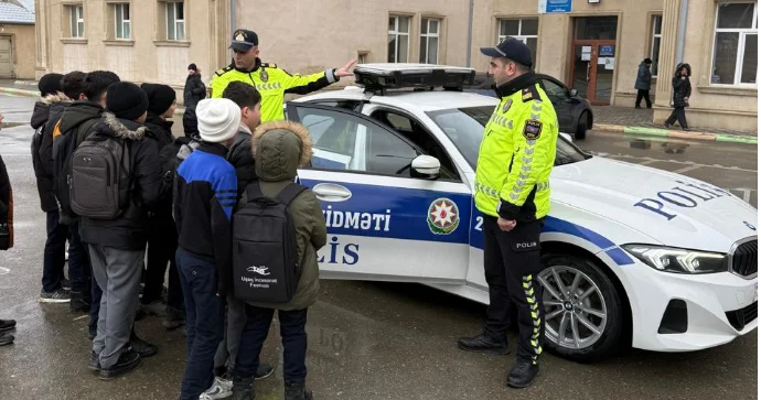 Yol polisi Sabunçuda uşaqlarla maraqlı görüş keçirdi Patrul maşını ətrafında müzakirə FOTOLAR