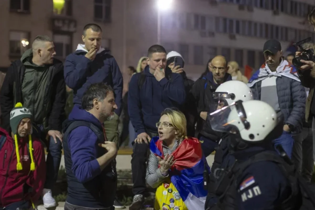 В Сербии протестующих разогнали звуковой пушкой . Власти отрицают