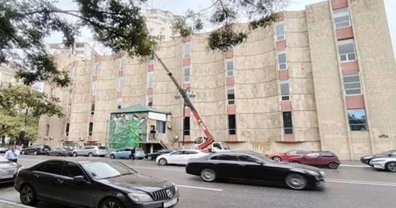 Aylar öncə xəbərdarlıq olunsa da, tarixi abidədə təmir işlərini yenə aparıblar Fotolar