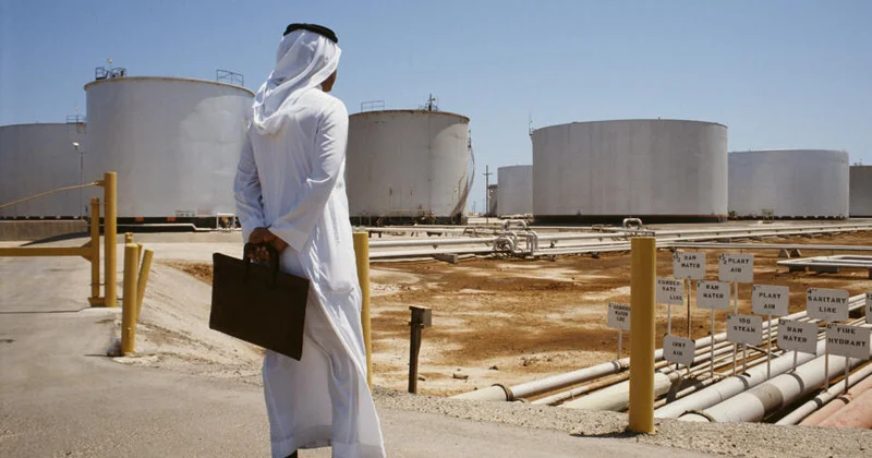 Добыча нефти в ОАЭ сократилась более чем вдвое