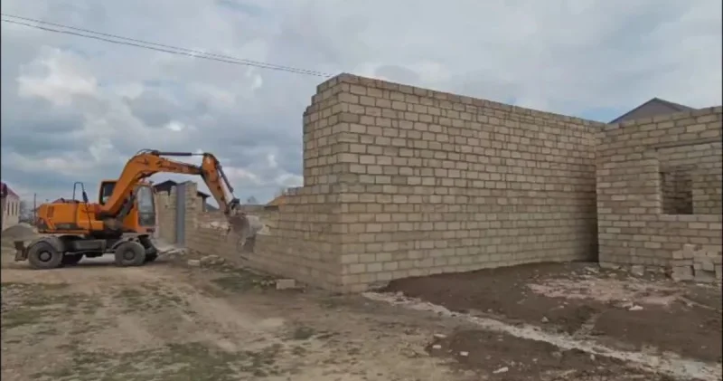 Qanunsuz tikililər söküldü FOTO VİDEO