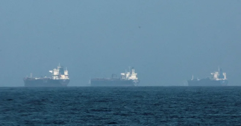 В районе Ормузского пролива заблокированы около 20 тыс. моряков