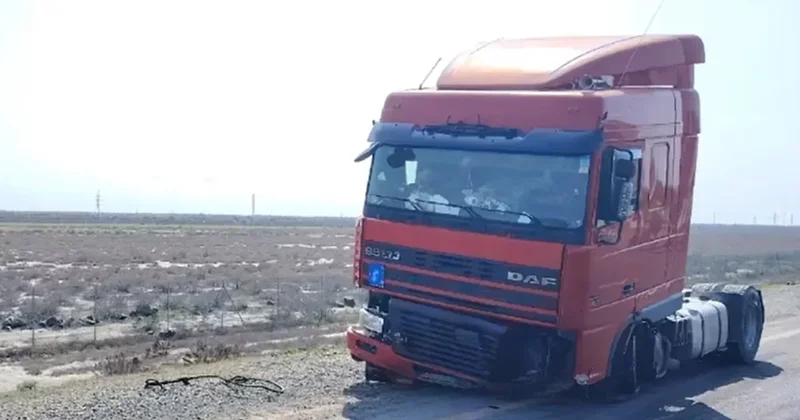 Лопнувшая шина спровоцировала аварию грузовика в Азербайджане ВИДЕО