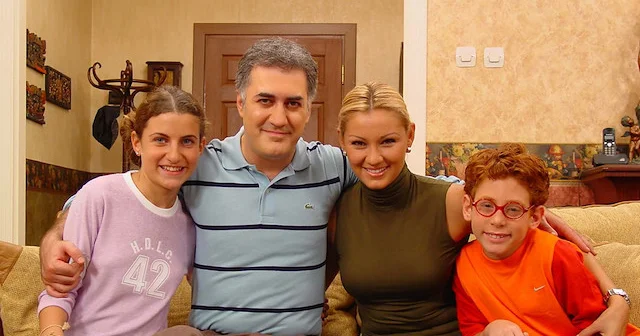 Əməkdar artist Çocuklar duymasın ın aktyoru ilə bir arada FOTO