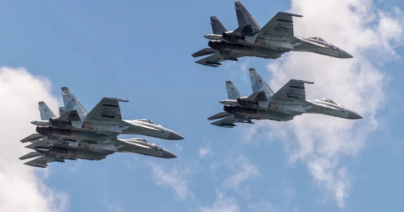 İran qırıcıları feldmarşalın təyyarəsini mühasirəyə aldı FOTO