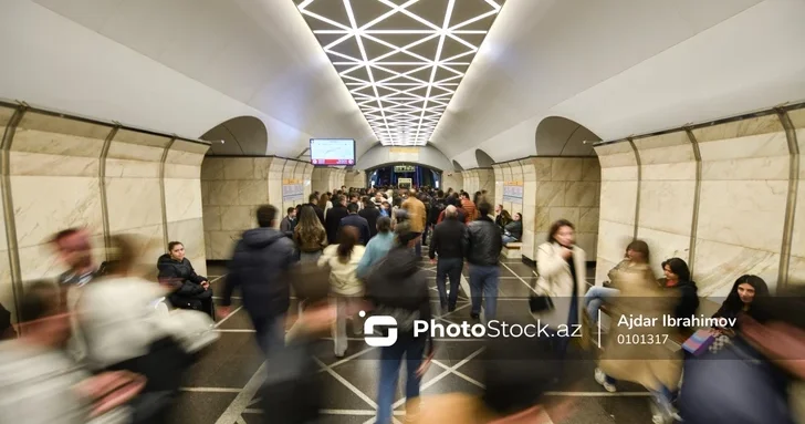Утренний час пик в бакинском метро: пассажиры столкнулись с длительными задержками поездов