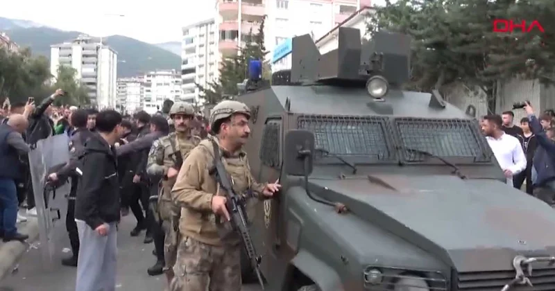 Hücumdan sonra cəsədi məktəbdən zirehli maşınla çıxarılıb Video