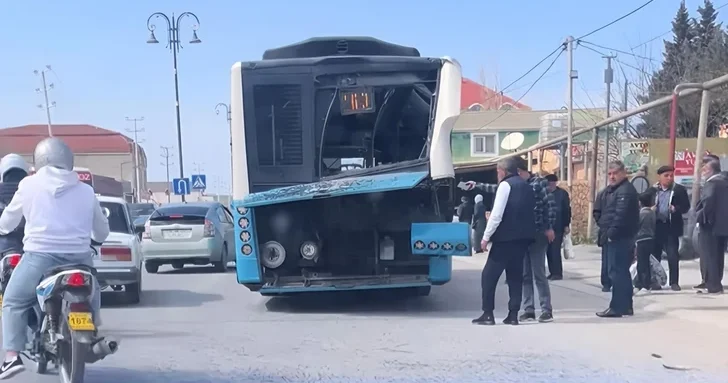 В Баку произошло ДТП с участием автобуса №160