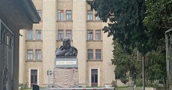 В Баку завершена реставрация бюста Джафара Джаббарлы у киностудии Азербайджанфильм