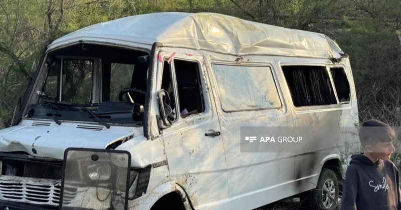 Sabirabadda şagirdləri aparan mikroavtobus aşıb FOTO
