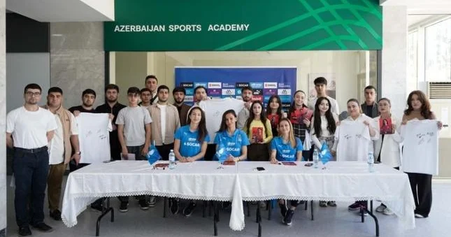 Millinin qızları azarkeşlərlə görüşdülər Şəkillər