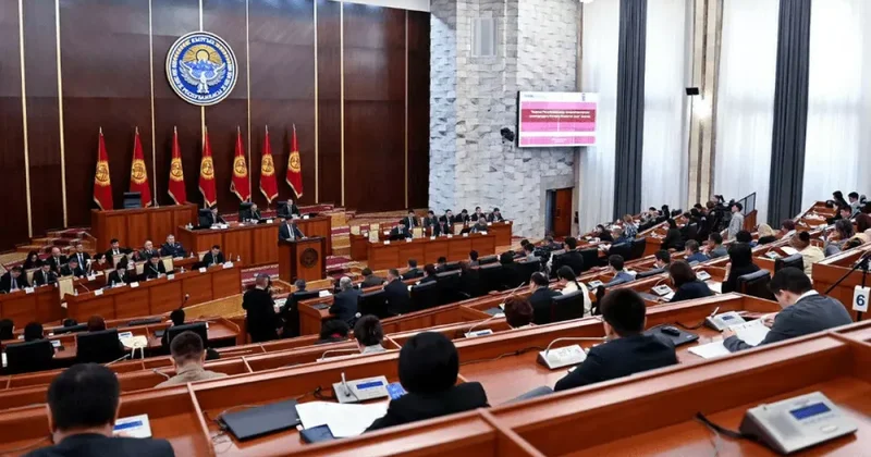 В Кыргызстане вводят должностной ранг выездного посла