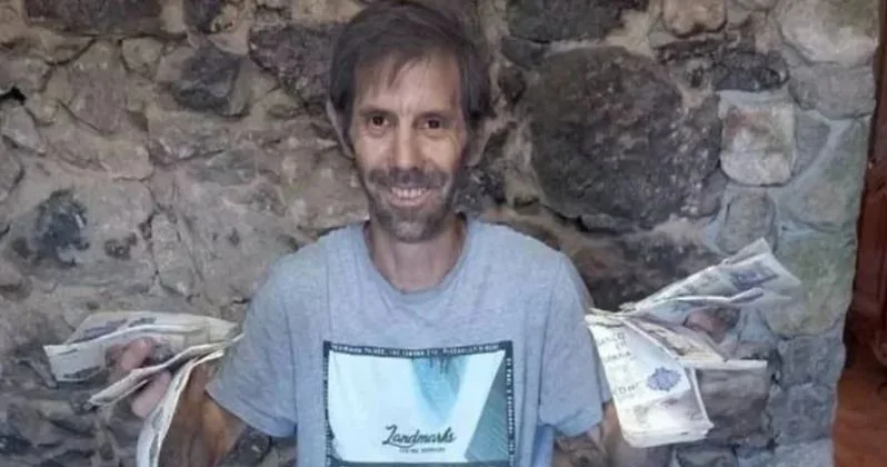 Təmir zamanı köhnə bankalardan 62 min dollardan çox pul tapıb FOTO