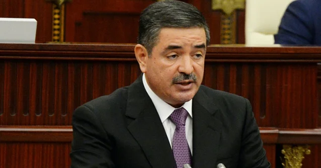 General parlamentdə çıxış edir