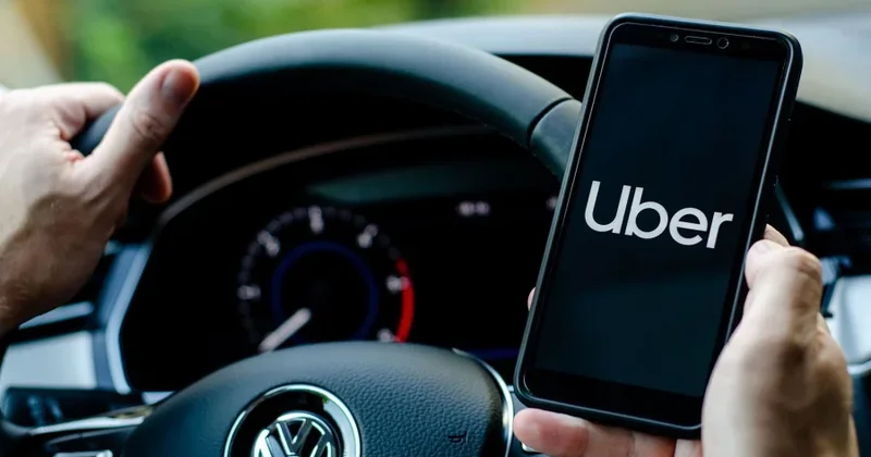 Uber sürücüsü sərnişinə silah çəkdi Video