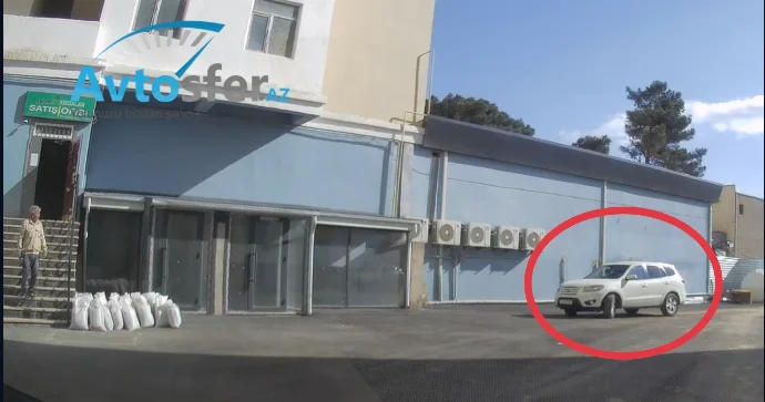 Yaşayış kompleksinin həyətində sükan arxasına keçən azyaşlılar VİDEO