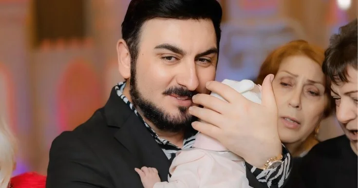 2 aylıq qızına şeir yazdırdı Fotolar