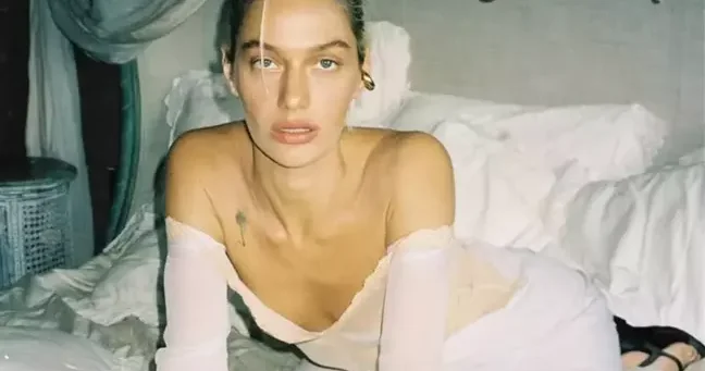 Bikinisi sıx idi, üstsüz poza verdi FOTO