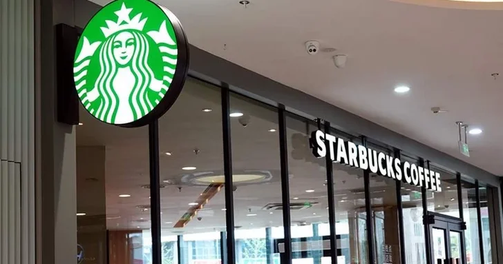 Более 2 000 бариста Starbucks отказались работать из за ограничений в одежде