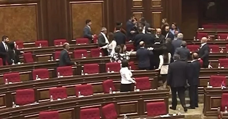 Политический папа , узурпатор, Никол предатель, Или как проходят рабочие будни армянских депутатов