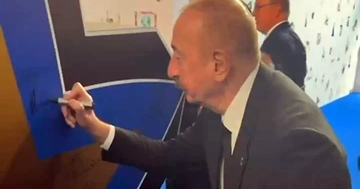Prezident Tiranada Zirvə toplantısında xatirə imzasını çəkmək üçün gözləyərkən Təvazökar insanam ifadəsini səsləndirib VİDEO