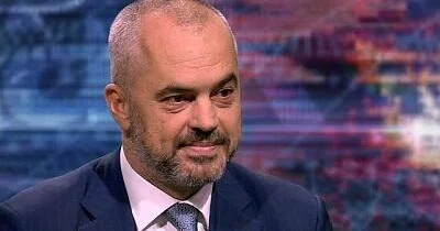 Albaniya prezidenti Meloninin qarşısında diz çökdü Video