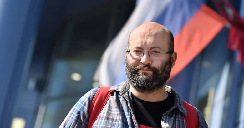 Rusiya jurnalist və siyasi fəal İlya Azarı axtarır
