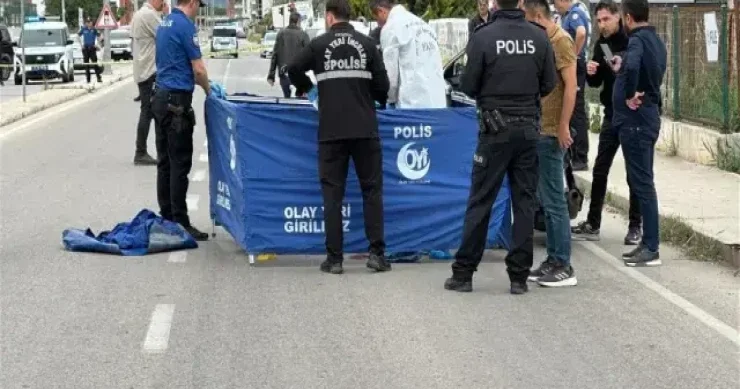 Maşınla arvadının yolunu kəsib başından güllələdi