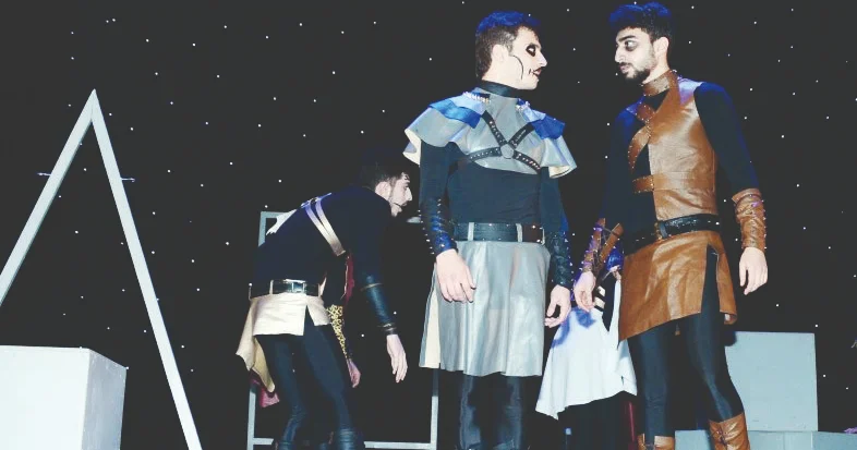 Tənqidsiz teatr sükansız gəmi