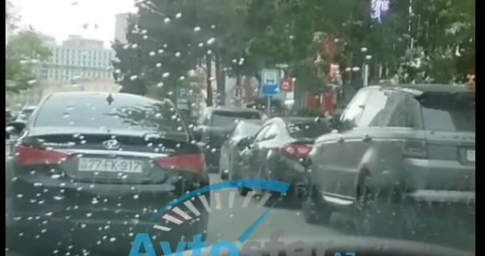 Taksi sürücüsü duracaqda başqa avtomobillərin saxlamasından şikayət etdi VİDEO