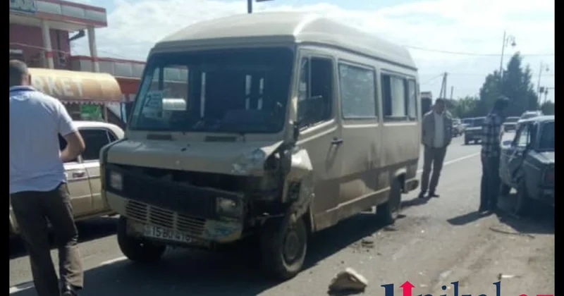 Cəlilabadda mikroavtobus minik avtomobili ilə toqquşdu