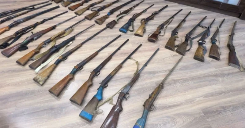 Gəncədə vətəndaşlar qanunsuz saxladıqları ov silahlarını polisə könüllü təhvil veriblər