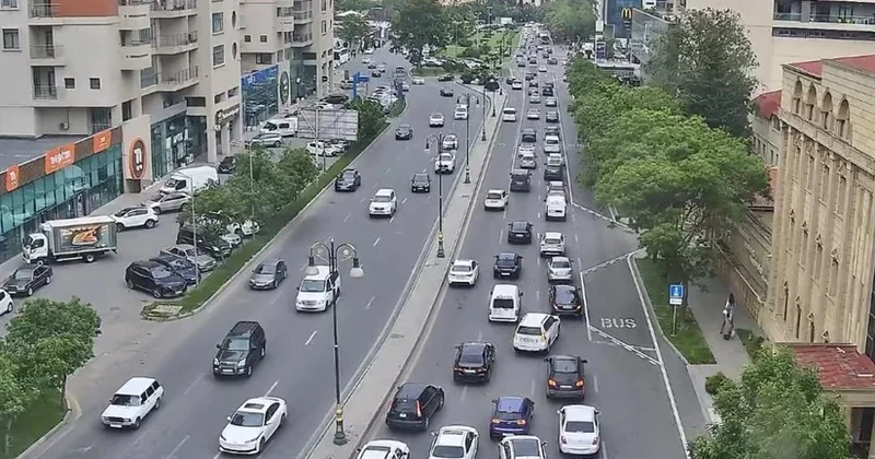 На ряде улиц и проспектов Баку затруднено движение транспорта