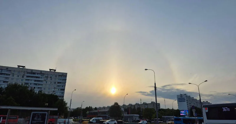 Необычное природное явление в небе над Москвой ФОТО