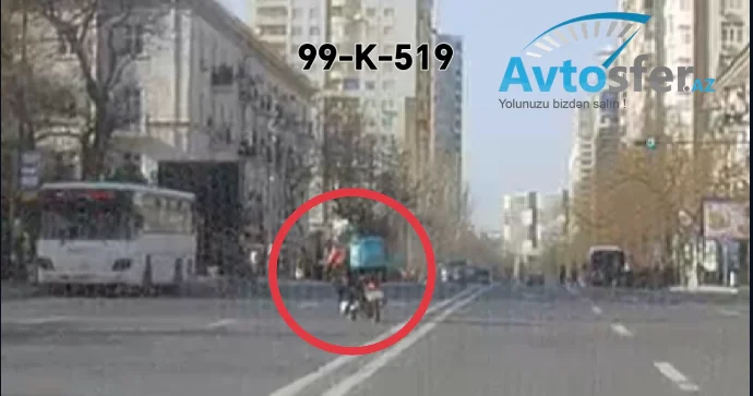 Dəbilqəsiz sərnişin aparan sürücü qoşa xəttdən dönüb dayanacağa girdi VİDEO
