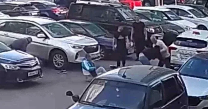 Taksi sürücüsü ona hücum edən 3 müştərini döyüb yerə sərdi VİDEO