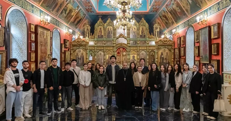 Группа студентов посетила бакинскую православную церковь Мультикультурализм в действии / ФОТО