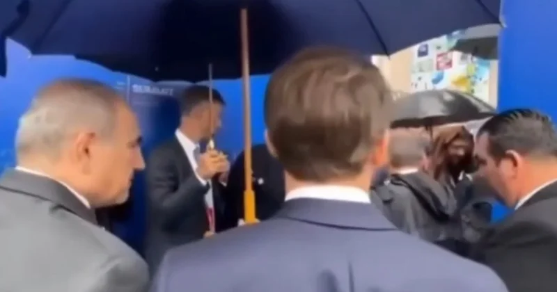 Makron Paşinyanın çətiri altında VİDEO