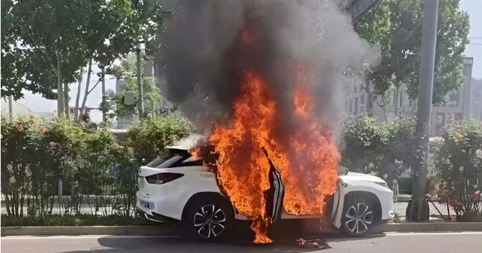 Çində sürücüsüz avtomobil sinaq vaxtı yandı FOTOLAR