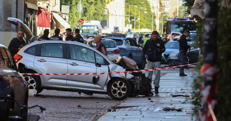 İtaliyada avtomobil insanların üzərinə sürülüb, azı 10 nəfər xəsarət alıb