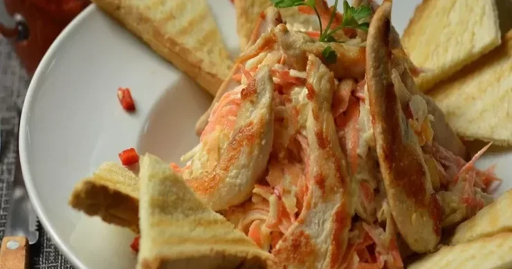 Toyuq, kök, pendir və yumurta ilə salat RESEPT