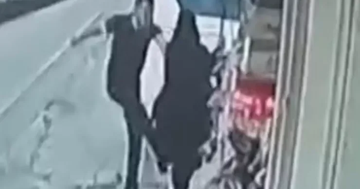 Küçədə siqaretə görə qadını vəhşicəsinə döydü