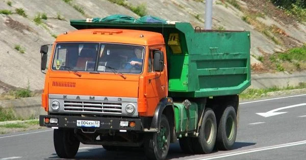 Gəncədə Kamazın qoşqusu aşdı KONKRET