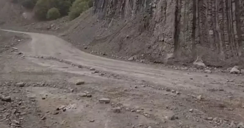 Камнепад в Исмаиллы: дорогу перекрывали видео