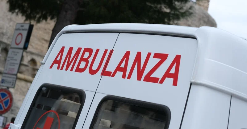 İtaliyada silahlı şəxs avtomobili sürətlə insanların üzərinə SÜRDÜ