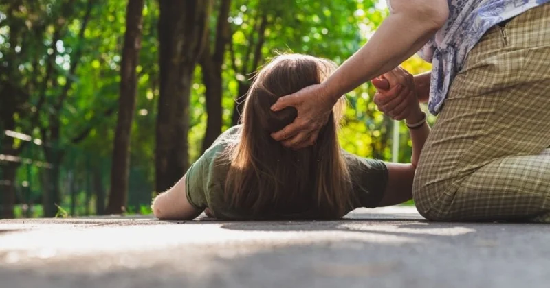 Epileptik tutmalarda təhlükəli SƏHVLƏR Necə ilk yardım göstərmək olar?