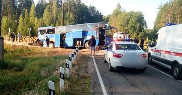 Qatar sərnişin avtobusu ilə toqquşdu: 8 ölü, 20 yaralı