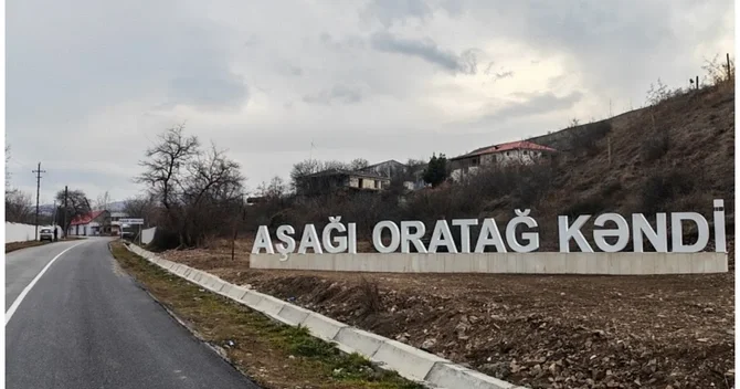 Ağdərənin Aşağı Oratağ kəndinə köçürülən ailələrə mənzillərinin açarları təqdim olunub