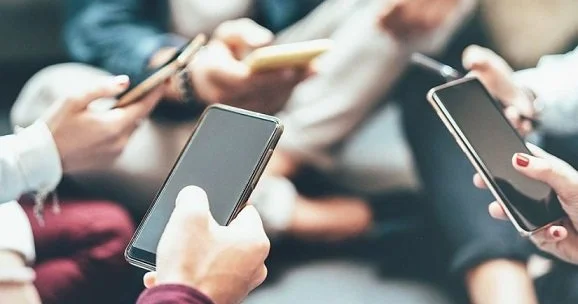 Telefonun səni idarə edir, yoxsa sən onu?