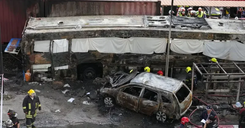 В Бангкоке на железнодорожном переезде грузовой поезд столкнулся с автобусом: есть погибшие